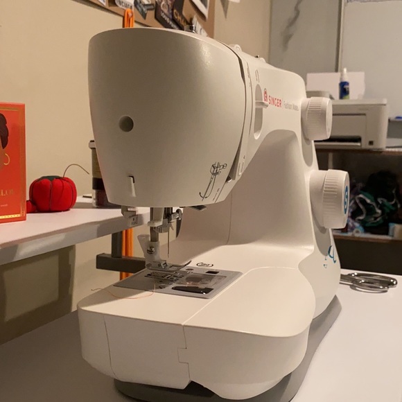 Singer sewing machine - Picture 8 of 13